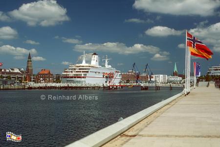 Kiel Hafen H�rn mit Kreuzfahrtschiff 