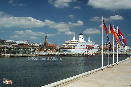Kiel Hafen Hrn mit Kreuzfahrtschiff 