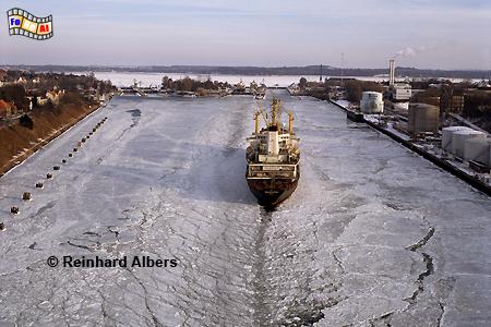 Nord-Ostsee-Kanal im Winter.
Im Hintergrund die Schleusen von Kiel-Holtenau., Kiel, Holtenau, Schleusen, Nord-Ostseekanal, Albers, Foto, foreal,