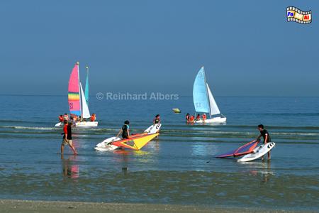 C�te Fleurie - Blumenk�ste.
Segel- und Surfschule am Strand von Cabourg., Normandie, Cabourg, C�te, Fleurie, Blumenk�ste, Albers, Foto, foreal, Strand, Segelboote, Segelschule, Surfer