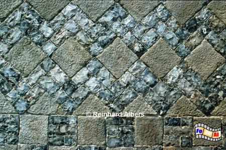 Mit Sand- und Feuersteinen gemustertes Mauerwerk im Innenhof des Manoir d Ango., Normandie, Manoir, Landsitz, Ango, Dieppe, Albers, Foto, foreal, Renaissance