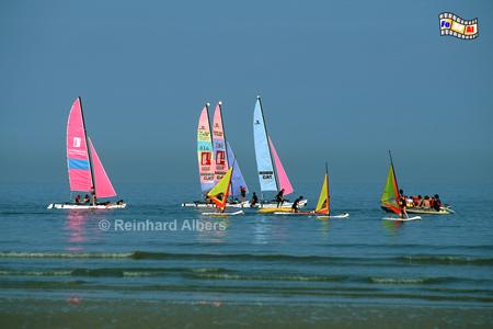 C�te Fleurie - Blumenk�ste.
Segel- und Surfschule am Strand von Cabourg., Normandie, Cabourg, C�te, Fleurie, Blumenk�ste, Albers, Foto, foreal, Strand, Segelboote, Segelschule, Surfer