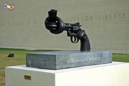 Caen - Skulptur vor dem M�morial de la Paix., Normandie, M�morial, Paix, Museum, Gedenkst�tte, Weltkrieg, Zweiter, Albers, Foto, foreal