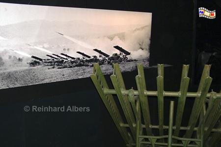 Caen - M�morial de la Paix,
Stalinorgel., Normandie, M�morial, Paix, Museum, Gedenkst�tte, Weltkrieg, Zweiter, Albers, Foto, foreal