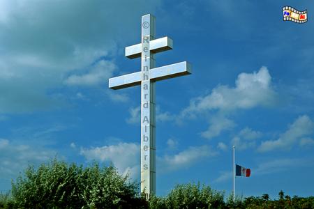 Courseulles-sur-Mer - Lothringer Kreuz zur Erinnerung an Charles de Gaulle, Symbol des frz. Freiheitswillens., Normandie, Courseulles, Invasion, Landung, Gaulle, Albers, foreal, Foto