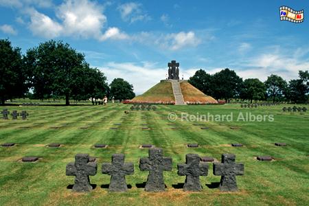 La Cambe -  Gedenksttte/Friedhof fr 21500 dt. Soldaten, die in den Kmpfen vom Juni 1944 ihr Leben verloren., Normandie, Cambe, Soldaten, Friedhof, Gedenksttte, Albers, foreal, Foto