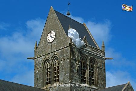 Sainte-M�re-�glise:
Fallschirmspringer am Kirchturm, Normandie, Alliierte, Landung, Invasion, Foto, foreal,