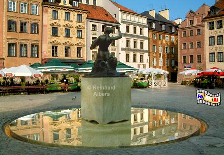 In der Mitte des historischen Marktplatzes (Rynek Starego Miasta) steht ein moderner Brunnen mit einer Sirene/Meerjungfrau, die auch zum Wappen der Stadt geh�rt, Polen, Warschau, Warszawa, Foto, foreal, Meerjungfrau, Sirene, Wappen, Brunnen, Pomnik Syrenki