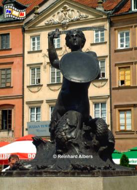 Die Figur der Meerjungfrau als Symbol Warschaus ist bereits seit dem 14. Jh. bekannt und steht als Bronzefigur in der Mitte des Alten Marktes., Polen, Warschau, Warszawa, Foto, foreal, Meerjungfrau, Sirene, Wappen, Brunnen, Pomnik Syrenki