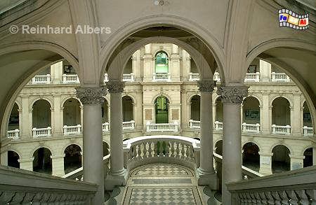 Technische Universit�t - Polytechnikum. Treppenaufgang mit Durchblick zum Innenhof., Polen, Polska, Warschau, Warszawa, Universit�t, Technische, Polytechnikum, Aula, Innenhof
