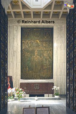 Grabkapelle f�r Kardinal Stefan Wyszynski in der Johannes-Kathedrale, Polen, Polska, Warschau, Warszawa, Wyszynski, Kardinal, Denkmal, Grabkapelle, Sarkophag, Johanneskathedrale, Foto, foreal, Albers