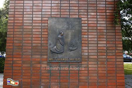 Gedenkstein zur Erinnerung an den Kniefall Willy Brandts vor dem Ghettodenkmal am 7. Dez. 1970, 