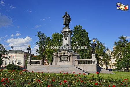 Denkmal fr Adam Mickiewicz, geschaffen von Cyprian Godebski zum 100. Geburtstag des Schriftstellers., Polen, Polska, Warschau, Warszawa, Mickiewicz, Denkmal, Godebski, Foto, foreal, Albers,
