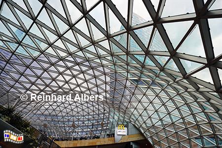 Moderne Glasdachkonstruktion im Einkaufszentrum am Hauptbahnhof., Polen, Polska, Warschau, Warszawa, Einkaufszentrum, Glasdach, Shoping Mall, Albers, Foto, foreal,