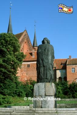 Frombork (Frauenburg) - Denkmal fr den berhmten Astronomen Nikolaus Koperniskus vor seiner ehemaligen Wirkungssttte., Polen, Polska, Frombork, Frauenburg, Kopernikus, Frisches Haff, Albers, Foto, foreal