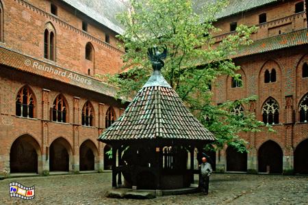 Malbork (Marienburg) - Innenhof des Hochschlosses mit Brunnen und Kreuzgang., Polen, Polska, Ermland, Warmia, Malbork, Marienburg, Albers, Foto, foreal,