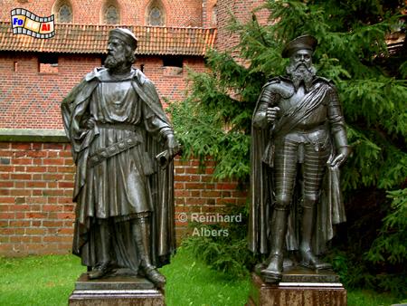 Statuen von 2 Hochmeistern des Deutschen Ordens im Innenhof der Marienburg., Polen, Polska, Ermland, Warmia, Malbork, Marienburg, Orden, Hochmeister, Albers, Foto, foreal,