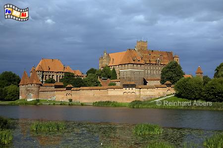 Die Grundsteinlegung fr die Marienburg erfolgte im Jahr 1270. Seit 1309 diente sie den Deutschen Orden als Hauptsitz. 1457 wurde die Burg von dem Polnischen Knig Kasimir IV. eingenommen., Polen, Polska, Marienburg, Malbork, Nogat, Deutscher Orden, Albers, Foto, foreal