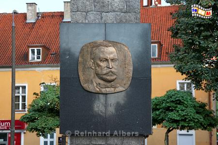Denkmal fr Wojciech Kętryzński (1838-1918), der als Adalbert von Winkler geboren wurde. Als Historiker besann er sich spter seiner polnischen Wurzeln und nderte seinen Namen. In Wrdigung seiner Verdienste wurde 1945 die Stadt Rastenburg nach ihm benannt., Polen, Masuren, Kętryzn, Rastenburg, Albers, foto, foreal,