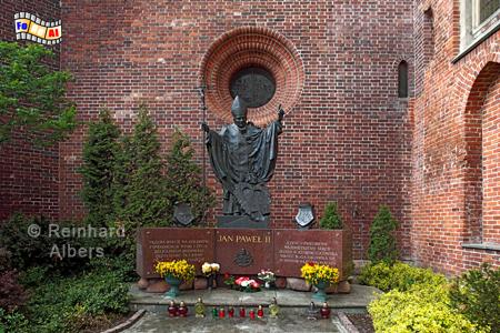 Elbląg (Elbing) - Denkmal fr Papst Johannes Paul II. an der Nikolaikirche., Polen, Polska, Elbing, Elbląg, Papst, Denkmal, Johannes Paul II, Albers, Foto, foreal