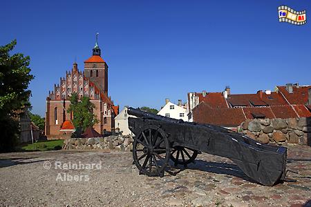 Reszel (Rel) - Links im Bild die dreischiffige Pfarrkirche St Peter und Paul, erbaut 1360-81., Polen, Masuren, Ermland, Reszel, Rel, Kirche,Foto, foreal
