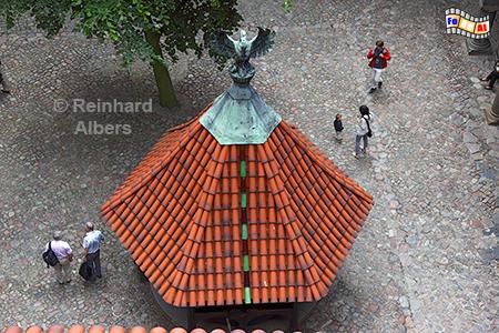 Brunnendach im Innenhof des Hochschlosses der Marienburg., Polen, Polska, Marienburg, Malbork, Nogat, Deutscher Orden, Albers, Foto, foreal