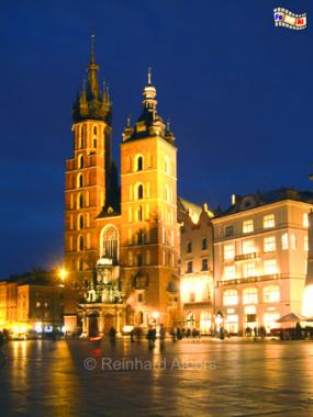 Krakau - Hauptmarkt (Rynek Głwny) mit der Marienkirche (Kościł Maricaki), Polen, Polska, Krakau, Krakw, Hauptmarkt, Rynek, Głwny, Marienkriche, Kościł Maricaki, foreal, Foto