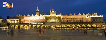 Krakau - Die Tuchhallen (Sukiennice) dominieren einen der gr��ten und sch�nsten Marktpl�tze Europas., Polska, Polen, Krakau, Krak�w, Tuchhallen, Sukiennice, foreal, Foto, Albers