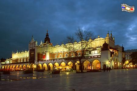 Krakau - Die Tuchhallen (Sukiennice) behrrschen den grten Marktplatz Europas., Polska, Polen, Krakau, Krakw, Tuchhallen, Sukiennice, foreal, Foto, Albers