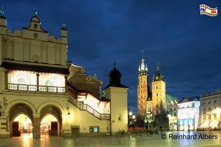 Krakau - Hauptmarkt (Rynek Gł�wny) mit den Tuchhallen (Sukiennice) und der Marienkirche im Hintergrund., Polen, Polska, Krakau, Krak�w, Rynek Gl�wny, Hauptmarkt, Marienkirche, Tuchhallen, foreal, Foto
