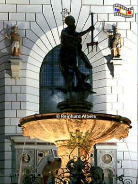 Gdańsk (Danzig) - Der Neptunbrunnen am dem Langen Markt vor dem Artushof stammt von dem Niederlnder Peter Husen (1614)., Polen, Polska, Gdańsk, Danzig, Neptunbrunnen, Fontana Neptuna, Husen, Artushof, foreal, Foto, Albers