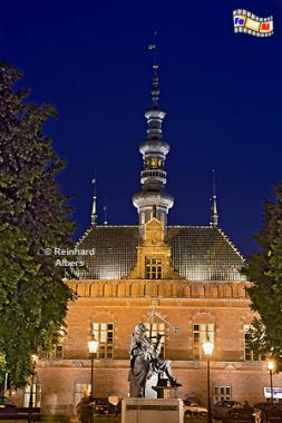 Gdańsk (Danzig) - Rathaus der Altstadt mit dem Denkmal f�r Jan Hevelius davor., Polen, Polska, Gdańsk, Danzig, Altstadt, Rathaus, foreal, Albers, Hevelius