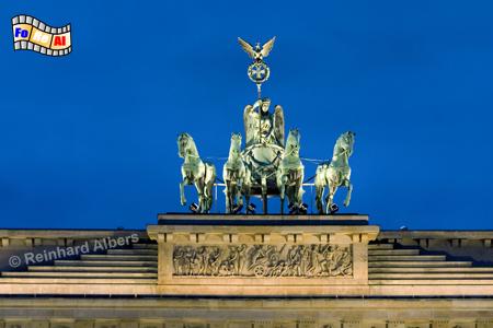Brandenburger Tor - Quadriga.
Die urspr�ngliche Friedensg�ttin Eirene wurde im Sinne des preu�ischen Militarismus durch Karl Friedrich Schinkel zur Siegesg�ttin Viktoria, ausgestattet mit Eisernem Kreuz und preu�. Adler, umfunktioniert., Berlin, Brandenburger, Tor, Langhans, Quadriga