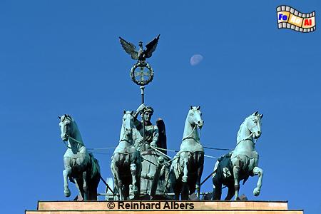 Brandenburger Tor - Quadriga.
Als Modell der Wagenlenkerin diente die Nichte des ausf�hrenden Kupferschmiedes Jury aus Potsdam., Berlin, Brandenburger, Tor, Langhans, Quadriga, 