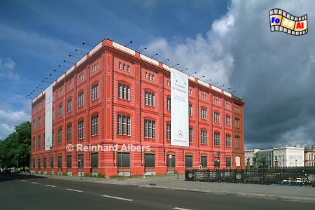 Die nach Plnen von Karl-Friedrich Schinkel in den 30er Jahren des 19. Jh. erbaute Bauakademie wurde im Zweiten Weltkrieg schwer in Mitleidenschaft gezogen und musste spter dem DDR-Auenministerium weichen.
Heute geben Plastikfolien ihren ursprnglichen Zustand wieder., Berlin, Bauakademie, Schinkel,