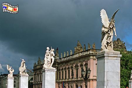 Figuren auf der Schlossbrcke.
Im Hintergrund das Zeughaus., Berlin, Schlossbrcke, Zeughaus
