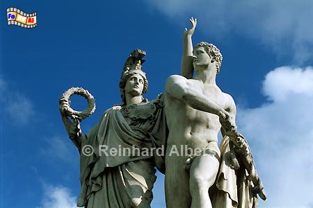 Figurenpaar auf der Schlossbrcke.
Pallas Athene fhrt einen jungen Krieger in den Kampf. (Statue von Albert Wolff 1853)., Berlin, Schlosbrcke, Figuren, Athene, Wolff, Antike