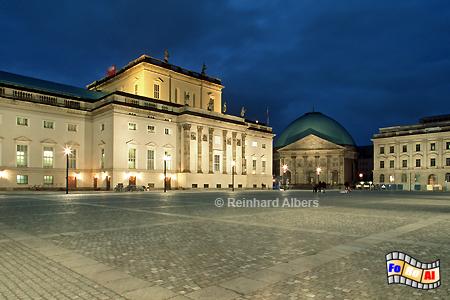 Bebelplatz mit Deutscher Staatsoper (links) und Sankt Hedwigs-Kathedrale im Hintergrund., Berlin, Staatsoper, Bebelplatz, Hedwigs-Kathedrale,