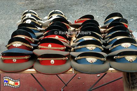 Milit�rm�tzen als Souvenirs am Brandenburger Tor., Berlin, Souvenirs, Andenken, Milit�rm�tzen