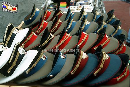 Milit�rm�tzen als Souvenirs am Brandenburger Tor., Berlin, Souvenirs, Andenken, Milit�rm�tzen