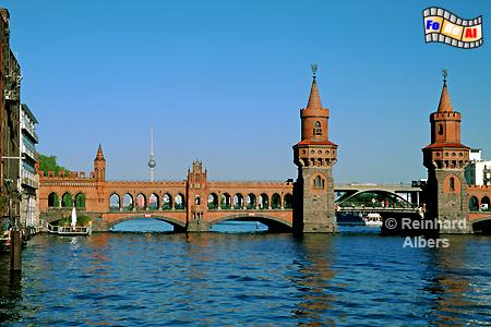 Die Oberbaumbrcke aus dem Jahr 1896 verbindet die Stadtteile Kreuzberg und Friedrichshain., Berlin, Spree, Oberbaumbrcke,