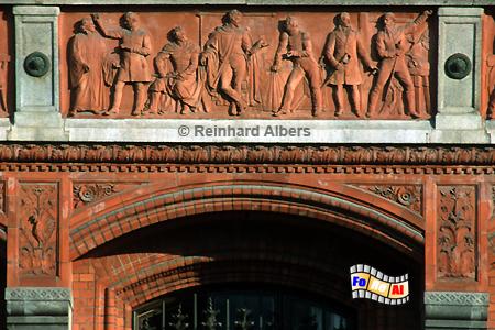 Das Rote Rathaus wird mit 36 Terrakottareliefs mit Szenen aus der Geschichte Berlins verziert., Berlin, Rathaus, Terrakotta, Relief