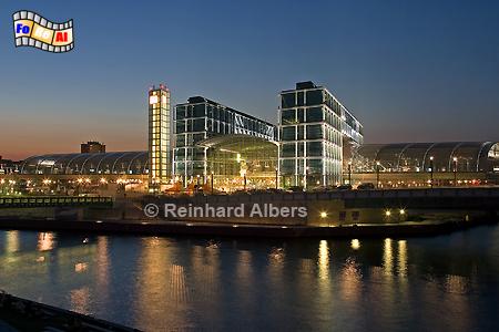 Der neue Hauptbahnhof im Abendlicht., Berlin, Bahnhof, Hauptbahnhof, Hbf