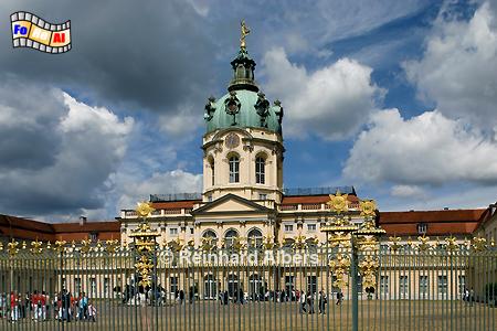 Der Name des Schlosses Charlottenburg ist der Gemahlin des Kurfrsten Friedrich III, Sophie Charlotte gewidmet., Berlin, Schloss, Charlottenburg, Nering, Gthe, Kuppel