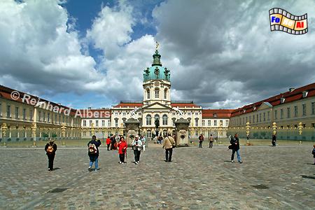 Am Bau des Schlosses Charlottenburg wirkten viele bekannte Baumeister mit:
Johann Arnold Nering,
Martin Grnberg,
Johann Eosander von Gthe
Georg von Knobelsdorff., Berlin, Schloss, Charlottenburg, Nering, Gthe, Kuppel