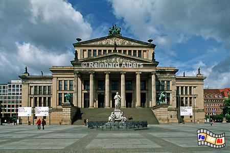 Das 1818-21 nach Plnen Karl Friedrich Schinkels erbaute Schauspielhaus bildet den Mittelpunkt des Gendarmenmarktes, Berlin, Gendarmenmarkt, Schauspielhaus