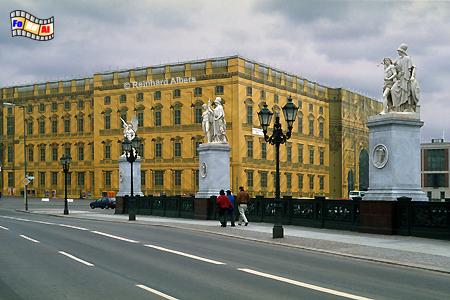 Der Palast der Republik mit Planen als Schloss verkleidet., Berlin, Schloss, Hohenzollern, Wiederaufbau