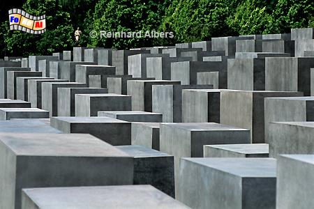 2711 Stelen bilden das Mahnmal zur Erinnerung an die ermordeten Juden Europas., Berlin, Gedenksttte, Holocaust, Stelen, Eisenmann