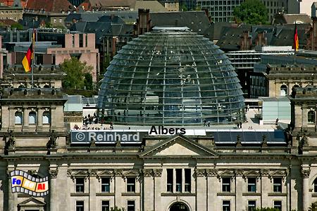 Die Kuppel auf dem Reichstagsgeb�ude wurde in den 90er Jahren nach der Wiedervereinigung nach Pl�nen des britischen Stararchitekten Sir Norman Foster errichtet., Berlin, Parlament, Reichstag, foreal, Bundestag, Foster, Kuppel