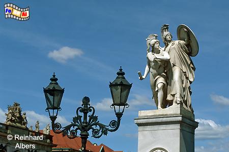 Figur auf der Schlossbrcke mit Zeughaus im Hintergrund., Berlin, Schlossbrcke, Zeughaus, Albers, foreal, Foto
